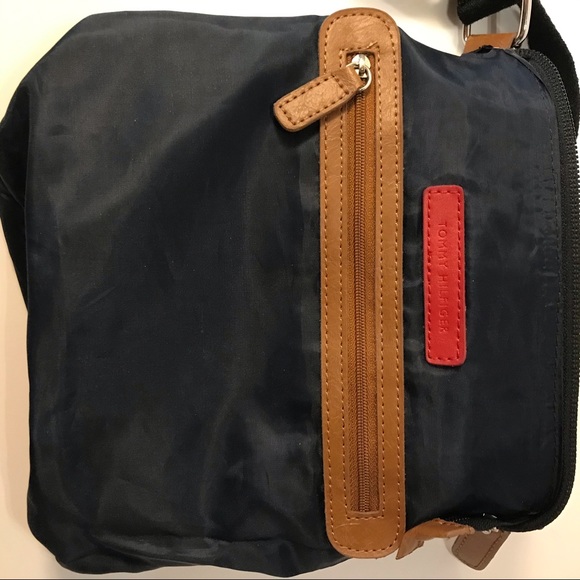 ✨HP✨Tommy Hilfiger Adjustable Crossbody Purse - Picture 9 of 11